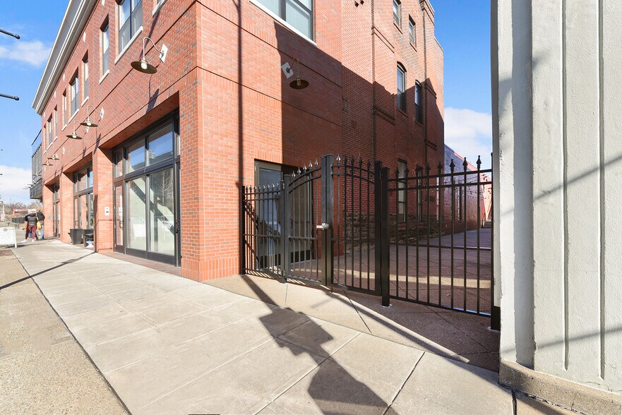 Primary Photo Of 208-210 N Highland Ave, Pittsburgh Restaurant For Lease