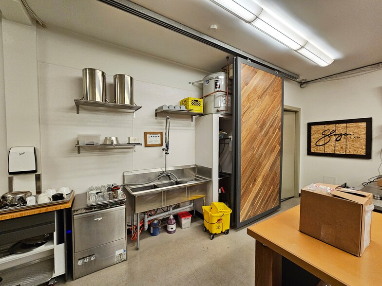 More Photos Of 8678 Greenall Ave, Burnaby Showroom For Lease
