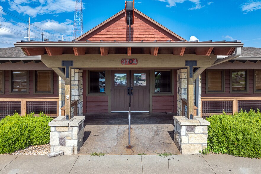 More Photos Of 3704 Faraon St, Saint Joseph Restaurant For Lease