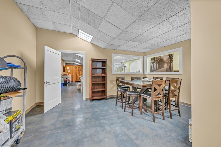 More Photos Of 2391 S Main St, Waterbury Showroom For Sale