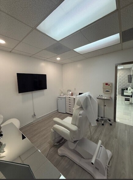 More Photos Of 881 Dover Dr, Newport Beach Medical For Lease