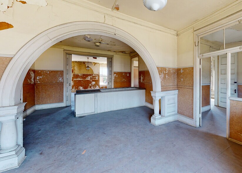 More Photos Of 335 SW Jackson St, Topeka Storefront Retail Office For Sale