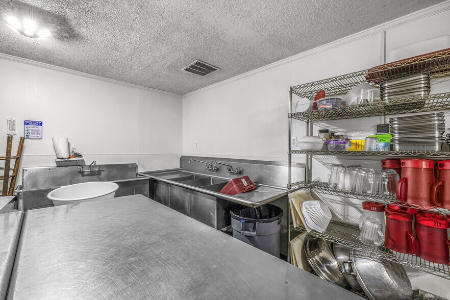 More Photos Of 697 W Cherry St, Jesup Restaurant For Sale