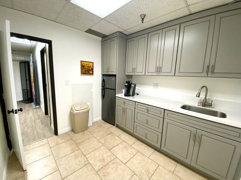 More Photos Of 25550 Hawthorne Blvd, Torrance Medical For Lease