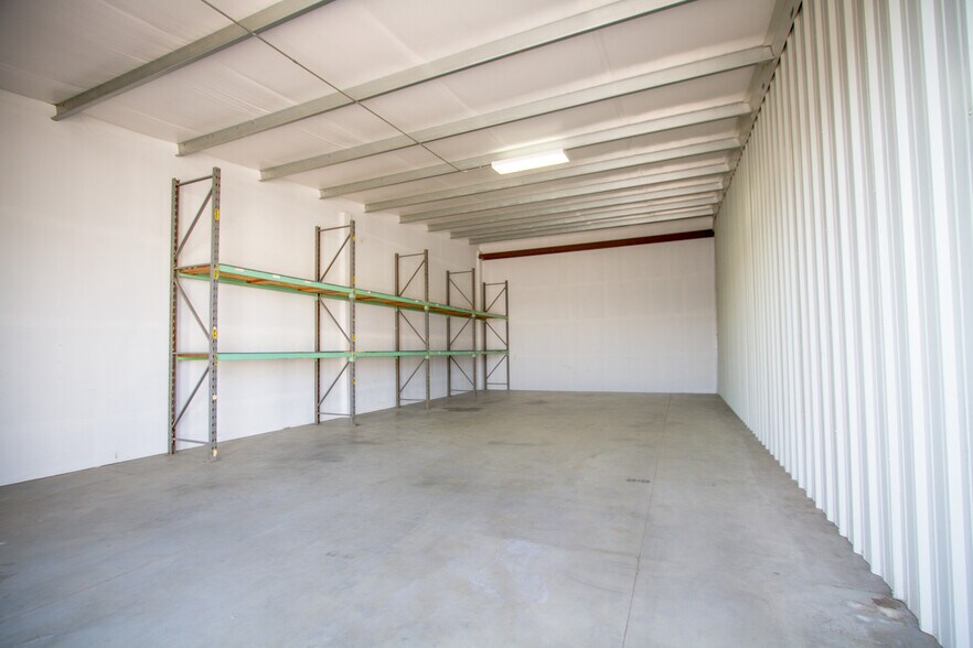 More Photos Of 1831 Golden State Ave, Bakersfield Self Storage For Lease