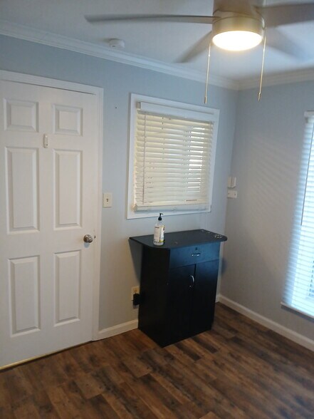 More Photos Of 737 Main St, Stone Mountain Office For Lease