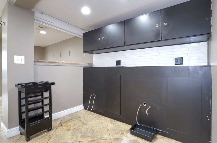 More Photos Of 693 Bergen Ave, Jersey City Storefront Retail Residential For Lease