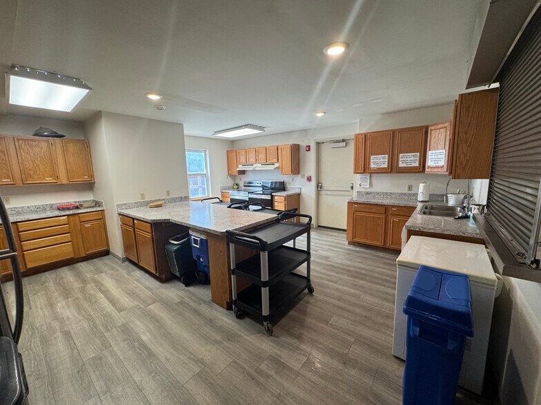 More Photos Of 2045 SE Green Oaks Blvd, Arlington Religious Facility For Lease