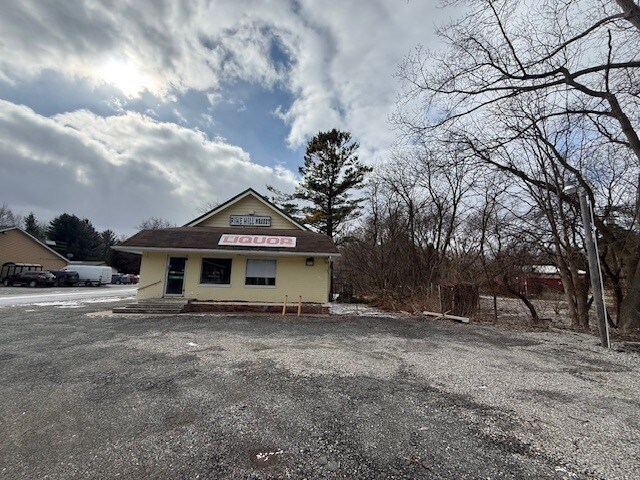 Primary Photo Of 2494 Lakeshore Rd, Applegate Convenience Store For Sale