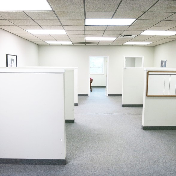 More Photos Of 205 E 1st Ave, Roselle Warehouse For Lease