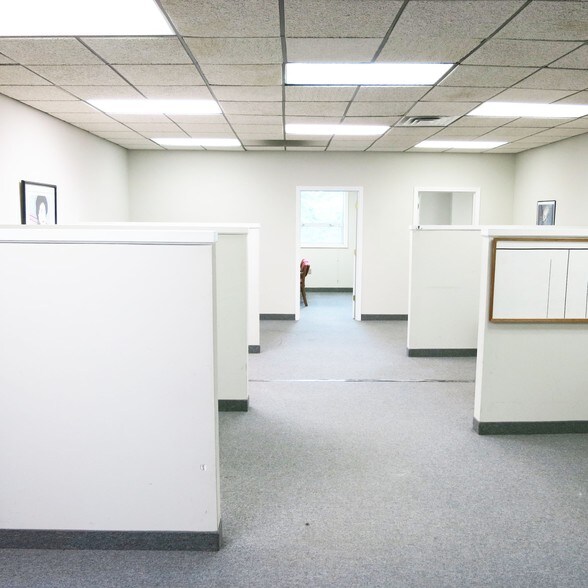 More Photos Of 205 E 1st Ave, Roselle Warehouse For Lease