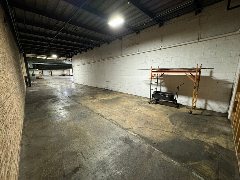 More Photos Of 6704 Pingree Rd, Crystal Lake Manufacturing For Lease