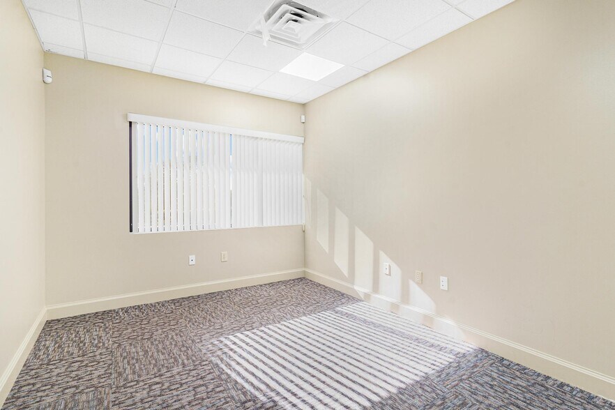 More Photos Of 1904 Thomas Ave, Leesburg Office For Sale