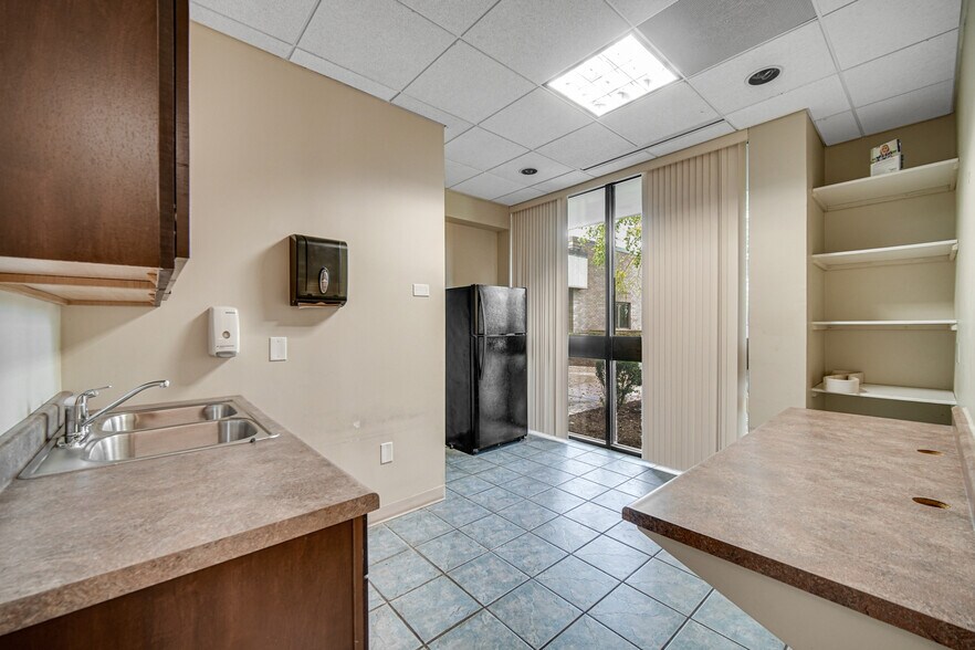 More Photos Of 9711 Valparaiso Dr, Munster Medical For Lease