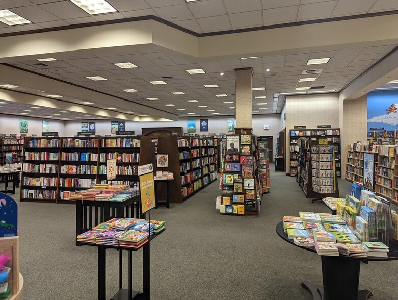 More Photos Of 4909 W Waco Dr, Waco Storefront For Sale