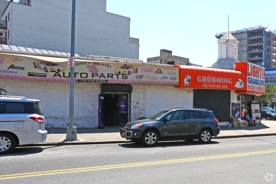 More Photos Of 135-01 Northern Blvd, Flushing Storefront For Lease