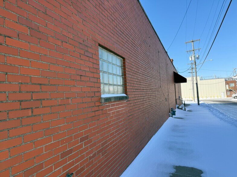 More Photos Of 121 N Lafayette Ave, Marshall Flex For Sale