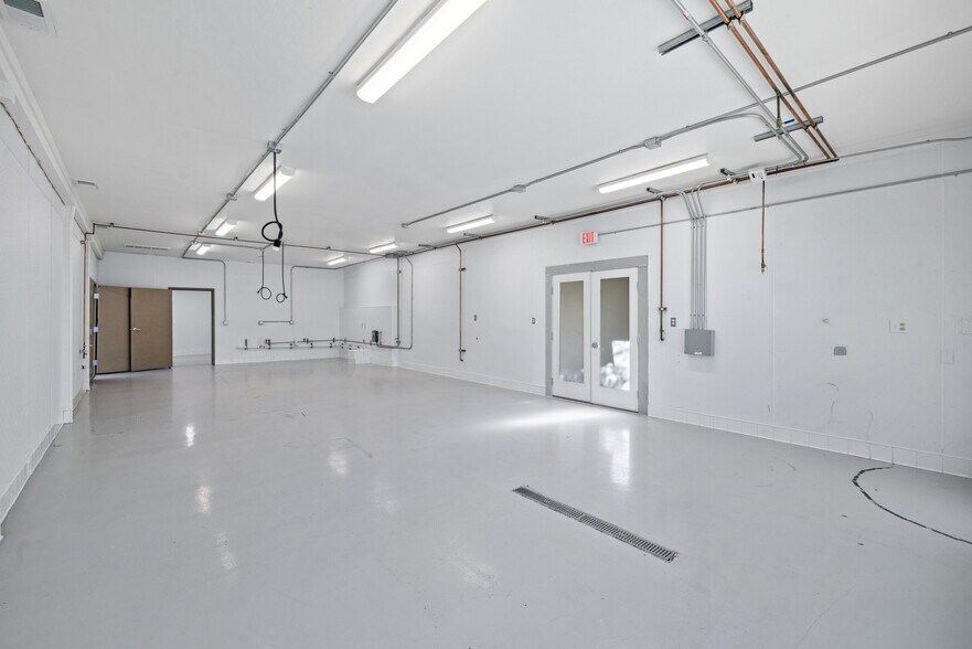 More Photos Of 840 N Cloverdale Blvd, Cloverdale Convenience Store For Sale
