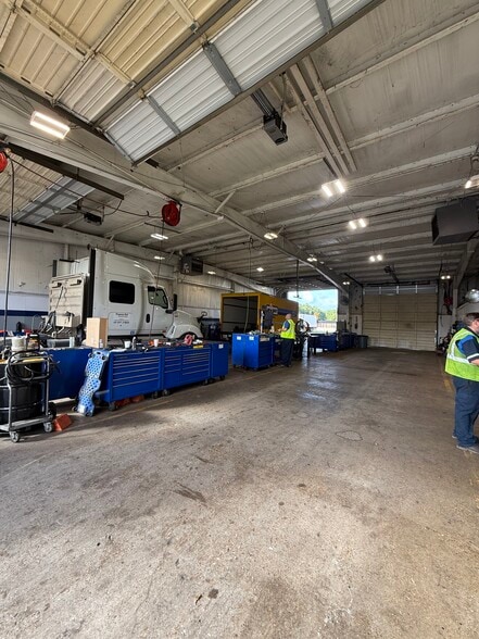 More Photos Of 6890 Bert Kouns Industrial Loop, Shreveport Distribution For Lease