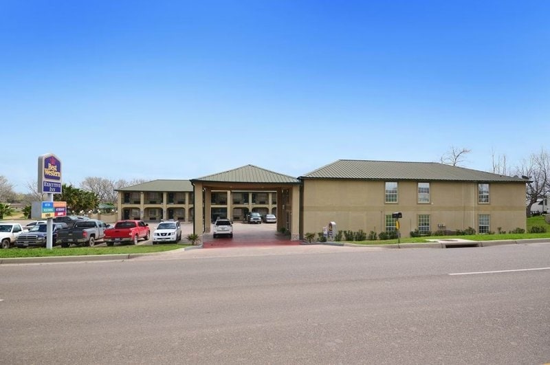 Primary Photo Of 207 US Highway 77 S, Hallettsville Hotel For Sale
