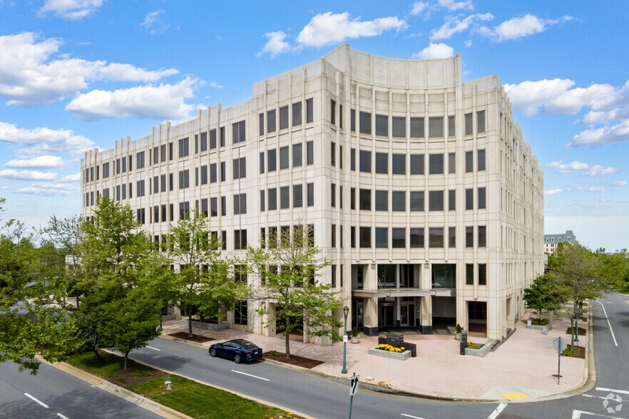 More Photos Of 805 King Farm Blvd, Rockville Office For Lease
