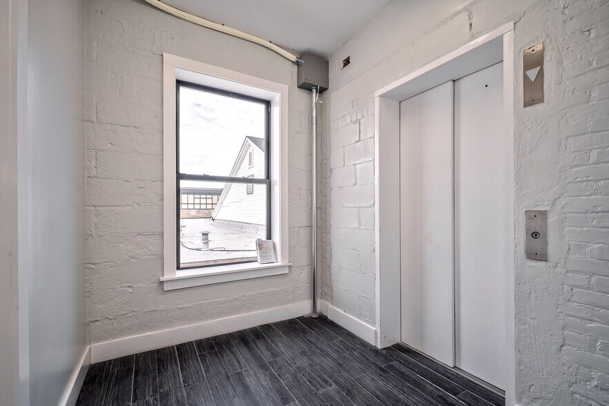 More Photos Of 8808 Rockaway Beach Blvd, Rockaway Beach Storefront Retail Office For Lease