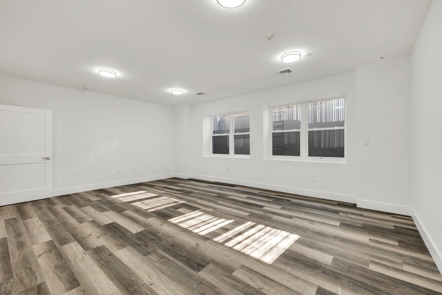 More Photos Of 533 Greenwich St, Hempstead Flex For Lease