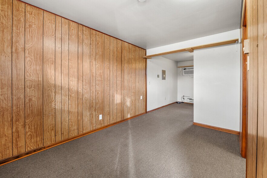 More Photos Of 4991 Arthur Rd, Slinger Hotel For Sale