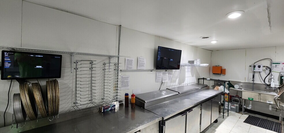 More Photos Of 8010 Dixie Hwy, Birch Run Convenience Store For Sale