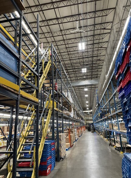 More Photos Of 5400 Perry Dr, Waterford Distribution For Lease