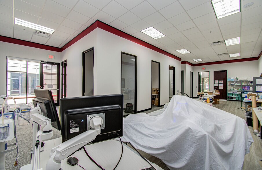 More Photos Of 9330 Kirby Dr, Houston Research And Development For Lease