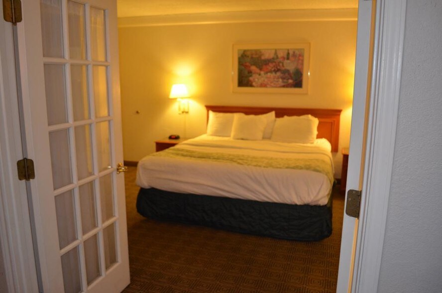 More Photos Of 5201 N State Line Ave, Texarkana Hotel For Sale