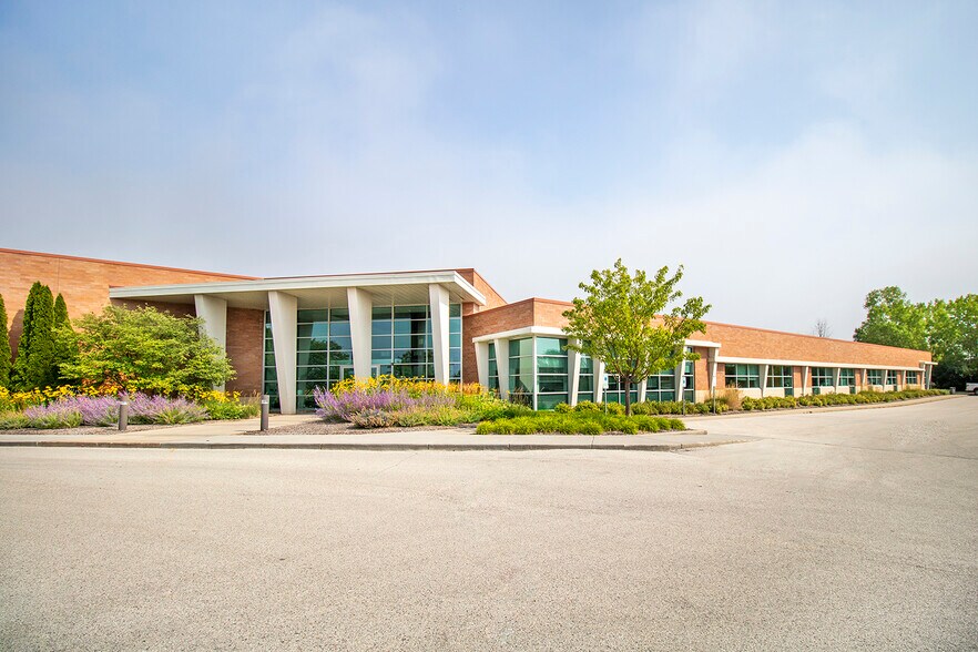 More Photos Of 12080 N Corporate Pky, Mequon Medical For Lease