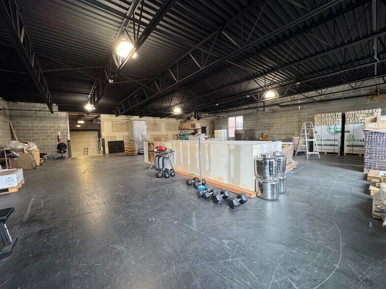 More Photos Of 13753 Midvale Ave N, Seattle Warehouse For Sale