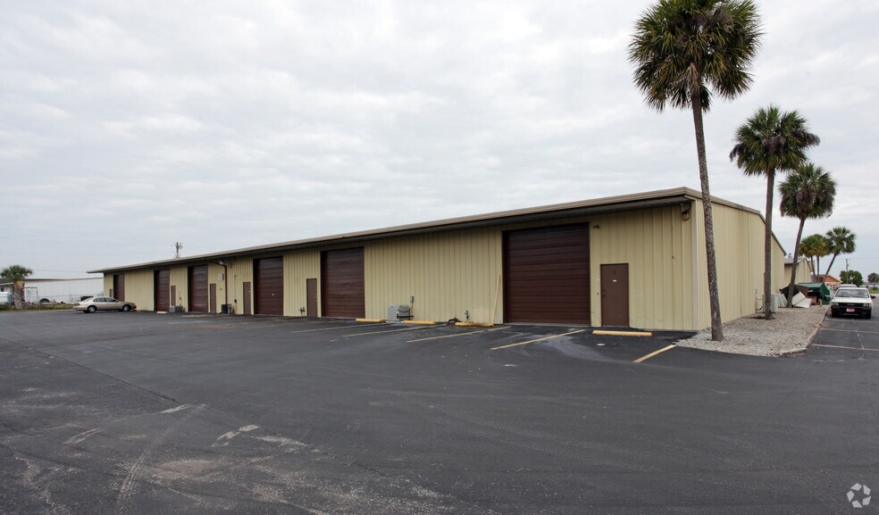 More Photos Of 1056 NE Pine Island Rd, Cape Coral Showroom For Lease