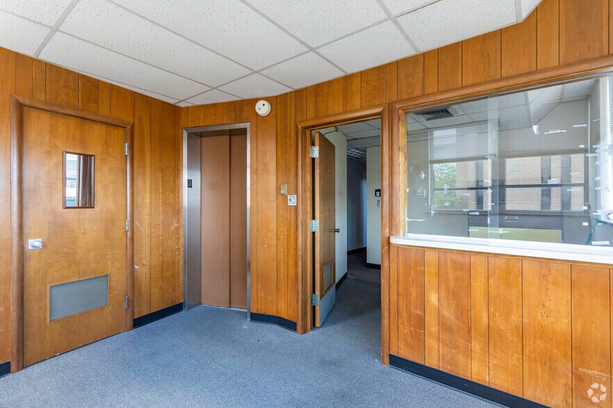More Photos Of 216 W Madison St, Waukegan Office For Sale