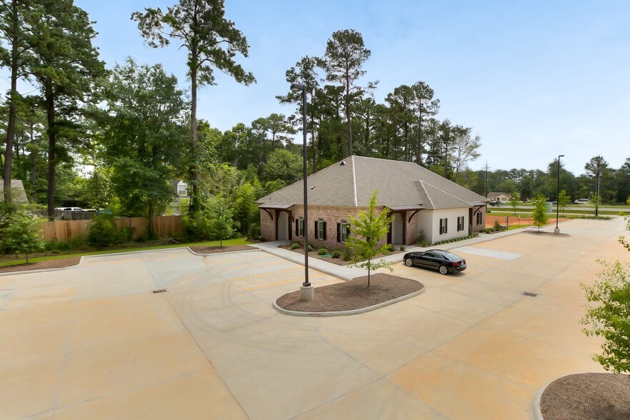 More Photos Of 102 Fontainbleau Dr, Mandeville Office For Sale