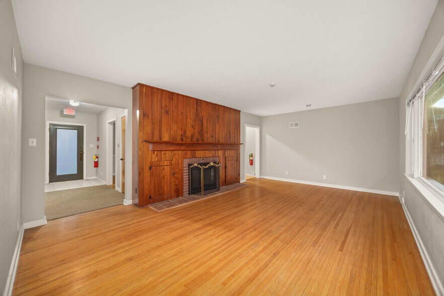 More Photos Of 704 E 9th St, Lockport Medical For Lease