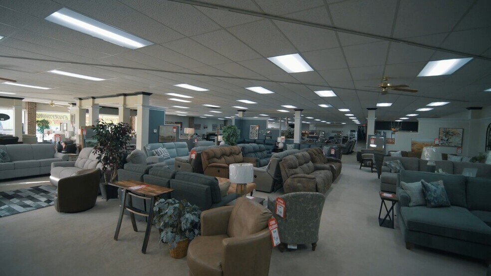 More Photos Of 101 9th St, Charles City General Retail For Sale