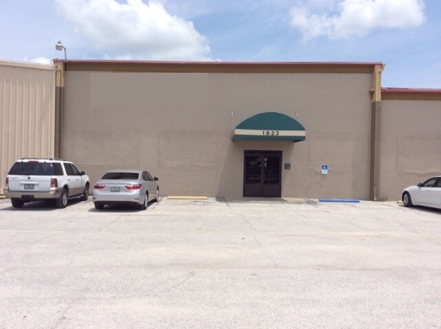 More Photos Of 1923 Myrtle St, Sarasota Showroom For Sale