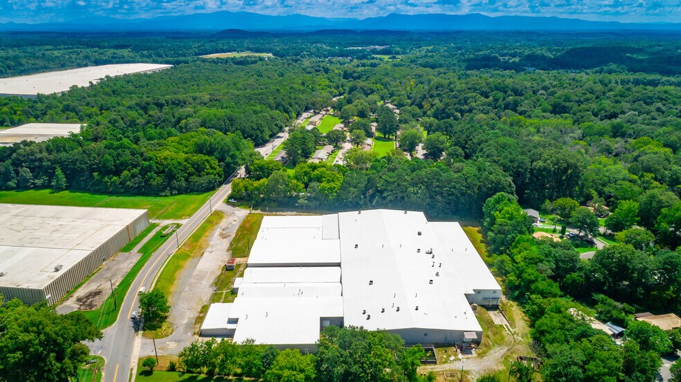 More Photos Of 1318 Underwood St, Dalton Warehouse For Lease