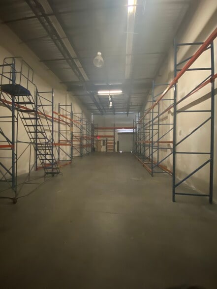 More Photos Of 7575 Kingspointe Pky, Orlando Showroom For Lease