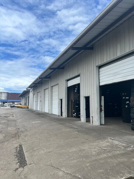 More Photos Of 612 Kalanianaole St, Hilo Warehouse For Sale