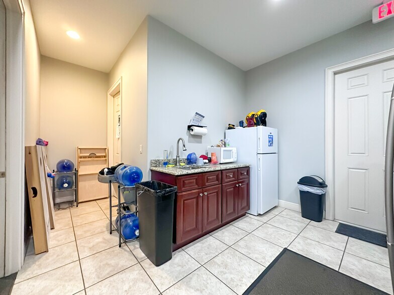 More Photos Of 180 Fitzgerald Rd, Lakeland Office For Sale