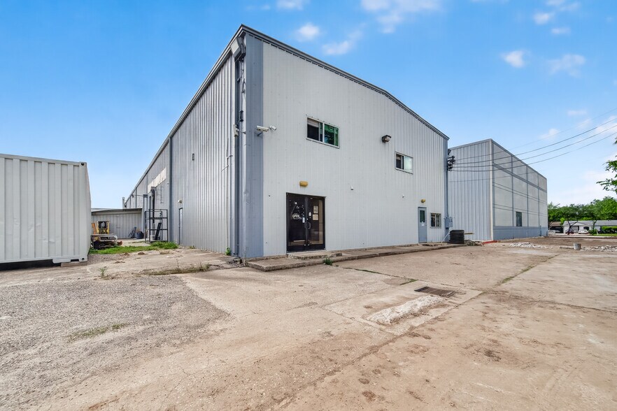 More Photos Of 1320 Almeda Genoa Rd, Houston Manufacturing For Lease