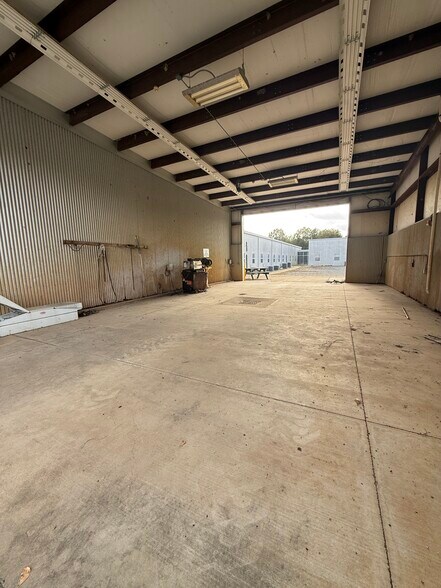 More Photos Of 3365 Sligo Rd, Haughton Office For Lease