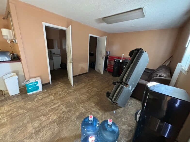 More Photos Of 207 Samuel Dr, Weatherford Warehouse For Lease