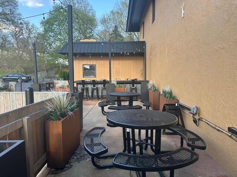 More Photos Of 132 Niles Cortland Rd, Warren Restaurant For Lease