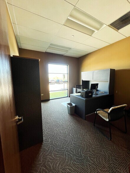 More Photos Of 933 Tower Rd, Mundelein Warehouse For Lease