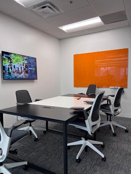 More Photos Of 3800 Maple Ave, Dallas Office For Lease